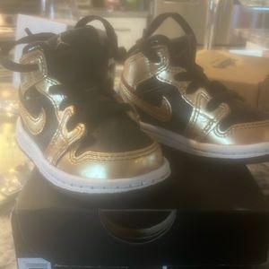 Gently used Jordan ones unisex sneakers